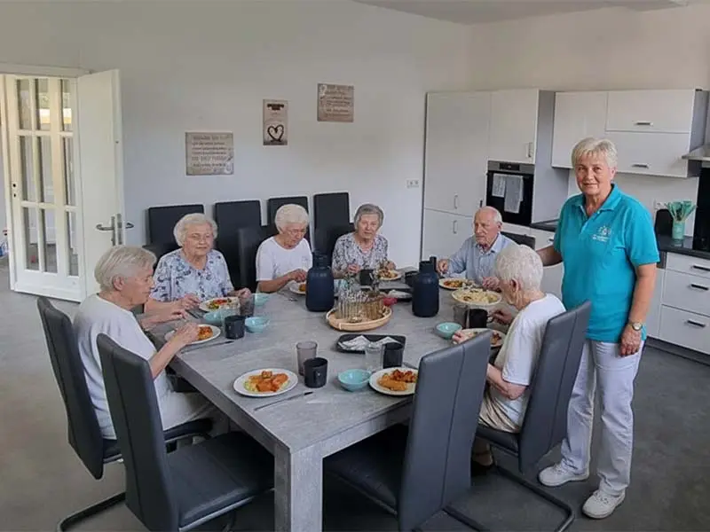 beim Mittagessen